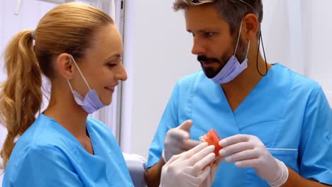 Dentistas-Discutiendo-Sobre-El-Modelo-De-Dientes