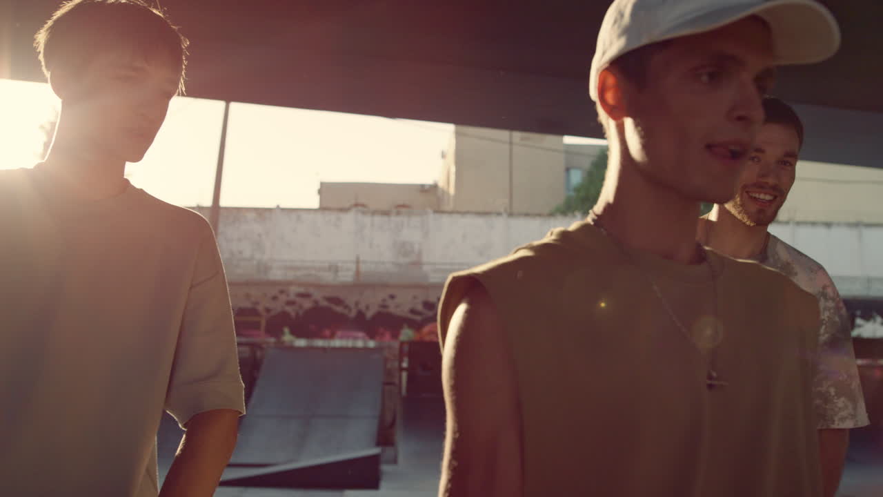 adolescentes casuales pasando tiempo juntos en el espacio urbano. chicos felices comunicándose.