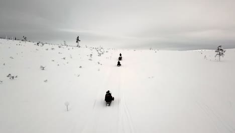 Drohnenansicht-Von-Snowscooting-In-Saariselka,-Lappland,-Finnland