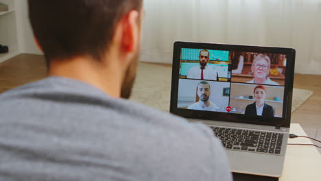 freelancer en una llamada de video remota