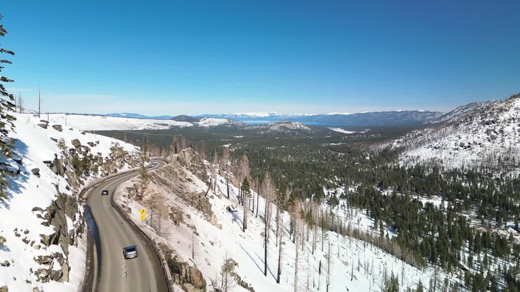 Vista aerea di autostrada di montagna e valle con cielo sereno, Lago Tahoe, California