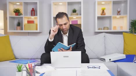 trabajador de oficina en casa hombre tomando notas, anotando información.