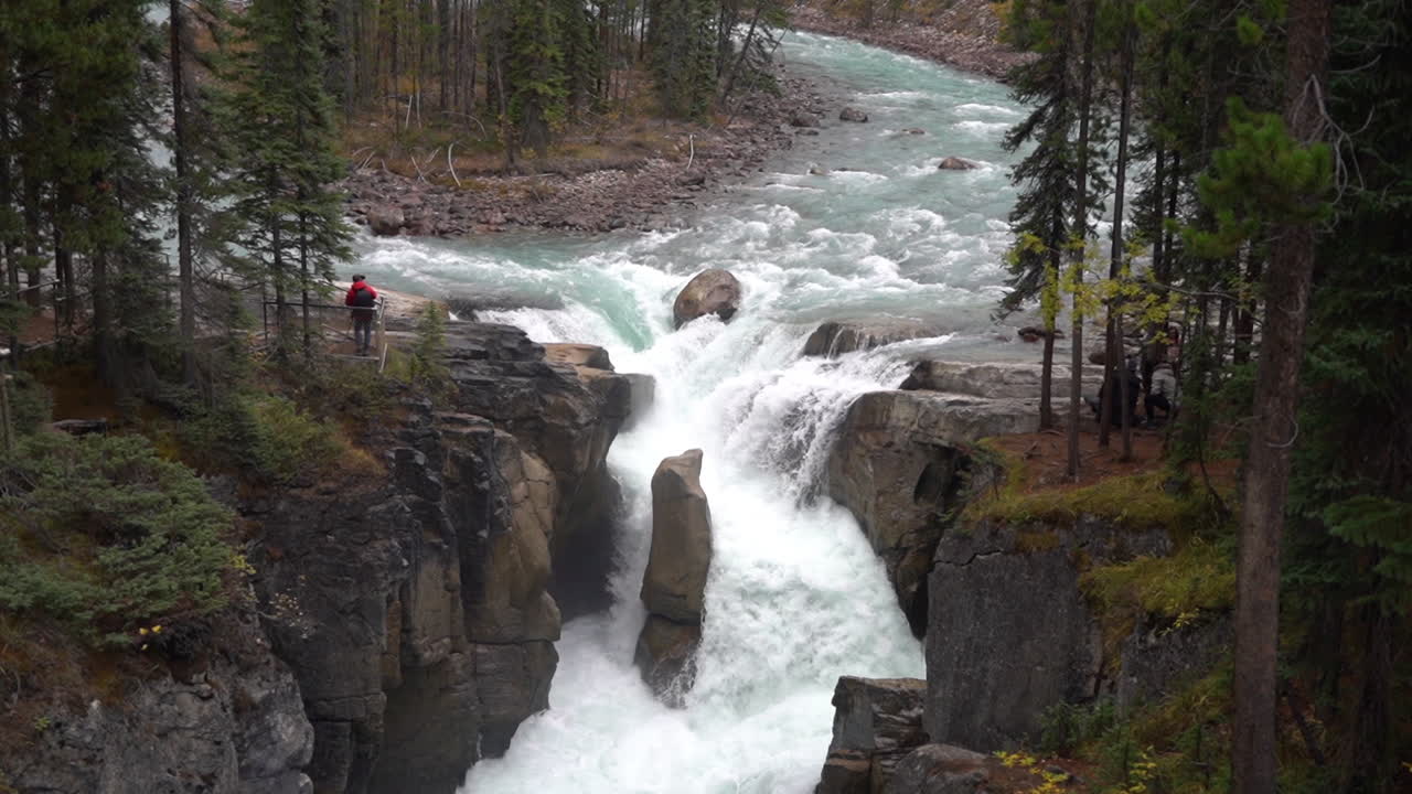 cataratas sunwapta, parque nacional jasper, alberta, canadá, río glacial y cascada escénica, cámara lenta