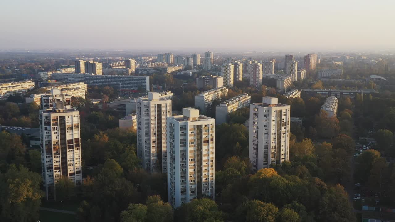 크로아티아, 자그레브 시, 노비 자그레프의 주거 타워 위에서 해가 지는 모습