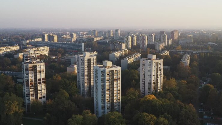 Croácia, cidade de Zagreb, pôr do sol sobre torres residenciais de Novi Zagreb