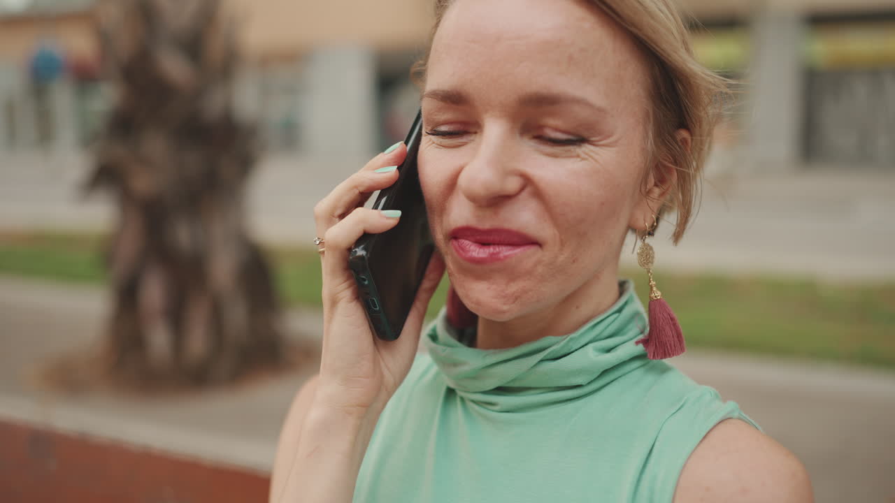mujer hablando por teléfono