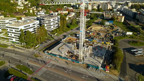 construcción de una casa que muestra el sitio de construcción en gdansk con una gran grúa y trabajadores que trabajan durante el día soleado