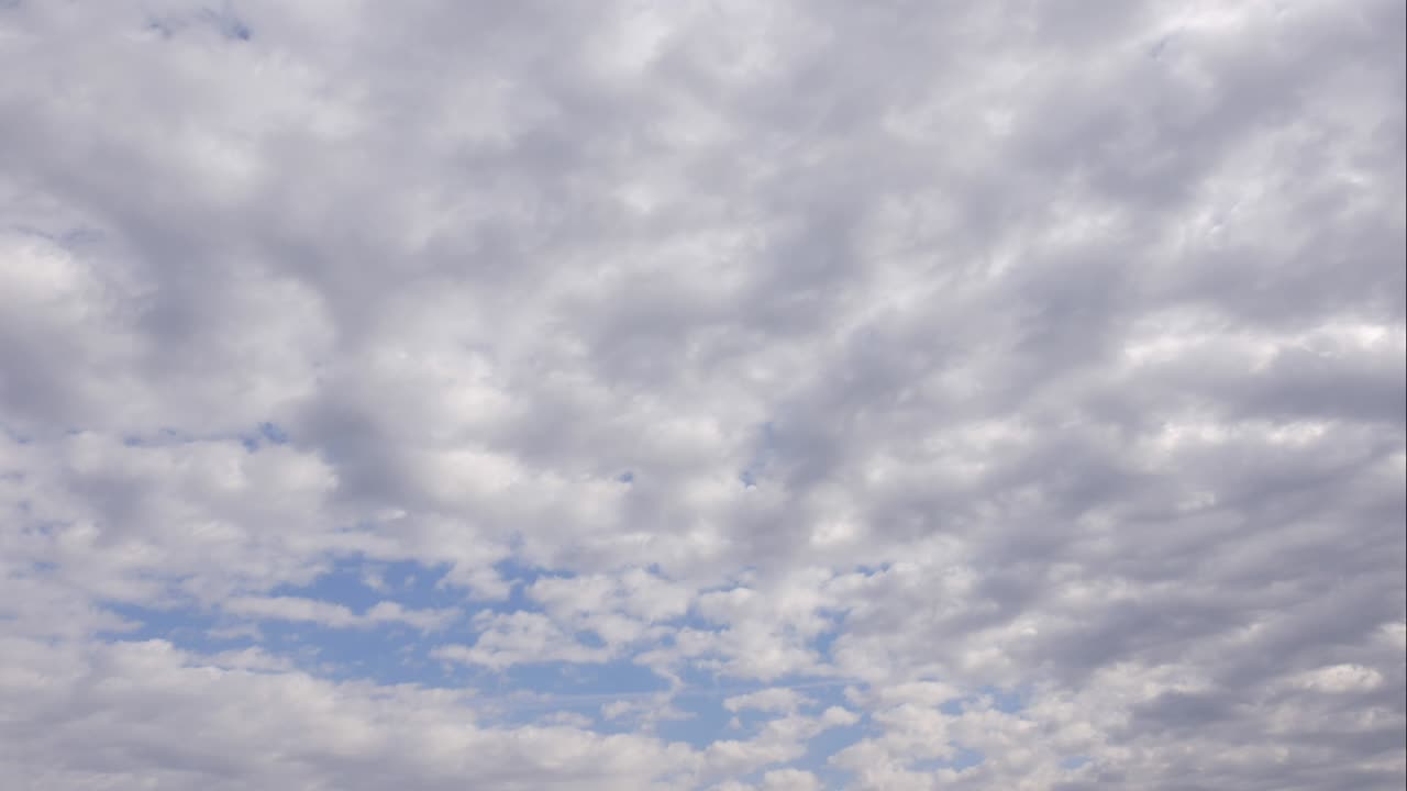 cielo azul nubes blancas. nubes puffy fluffy blancas. nube cúmulo scape lapso de tiempo. verano cielo azul lapso de tempo. dramático majestuoso increíble cielo azul. nubes blancos suaves se forman. nubes fondo lapso de time