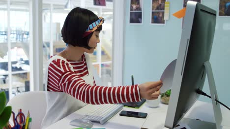 Young-woman-working-in-a-creative-office