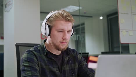 un joven escuchando música en el interior