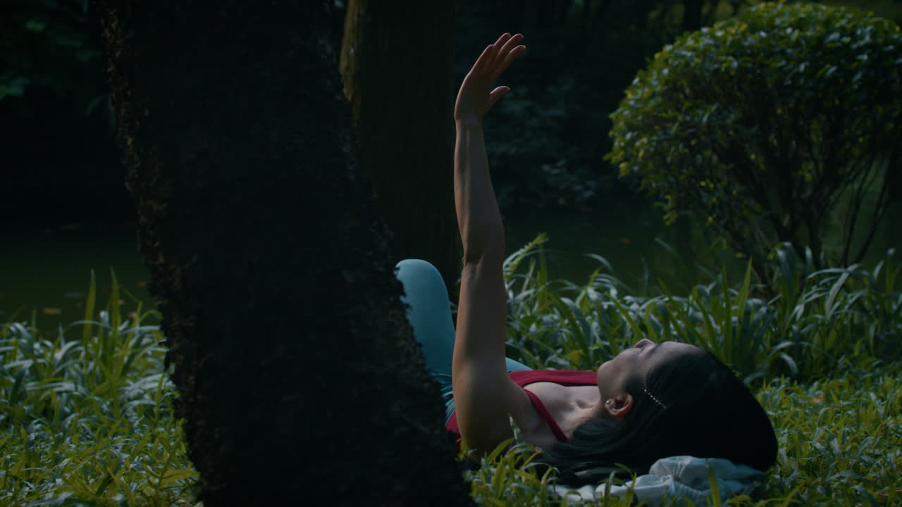 공원에서 휴식을 취하는 여자