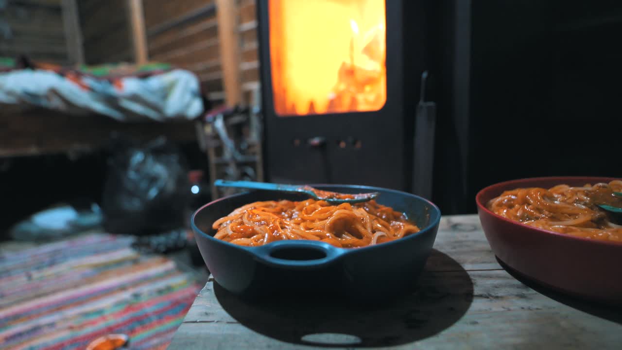 자연, 야외, 캠핑의 별장에서 휴대용 가스 스토브로 파스타 요리하기