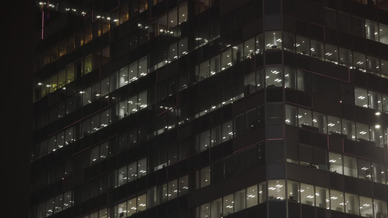 edificio de oficinas rascacielos espectáculo de luces en shibuya por la noche durante la lluvia, tokio, japón