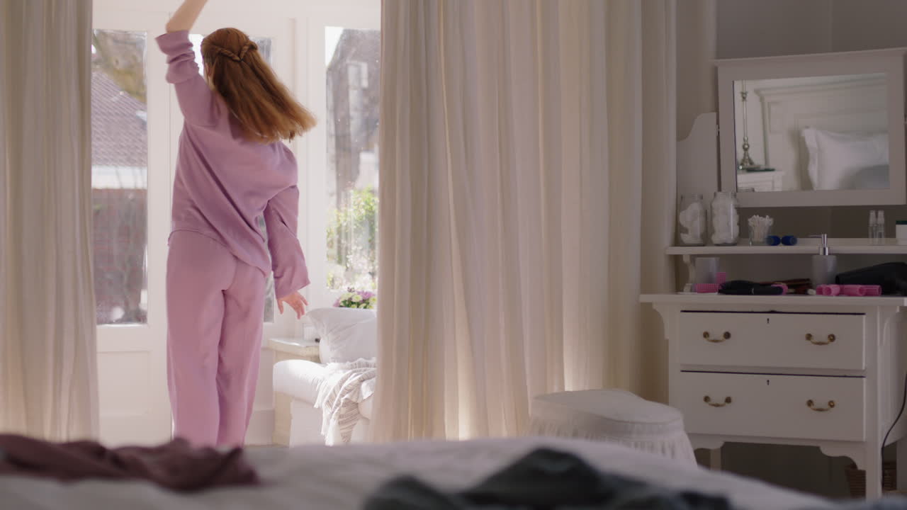 hermosa joven practicando ballet bailando en el dormitorio ensayando baile la mañana del fin de semana usando pijama
