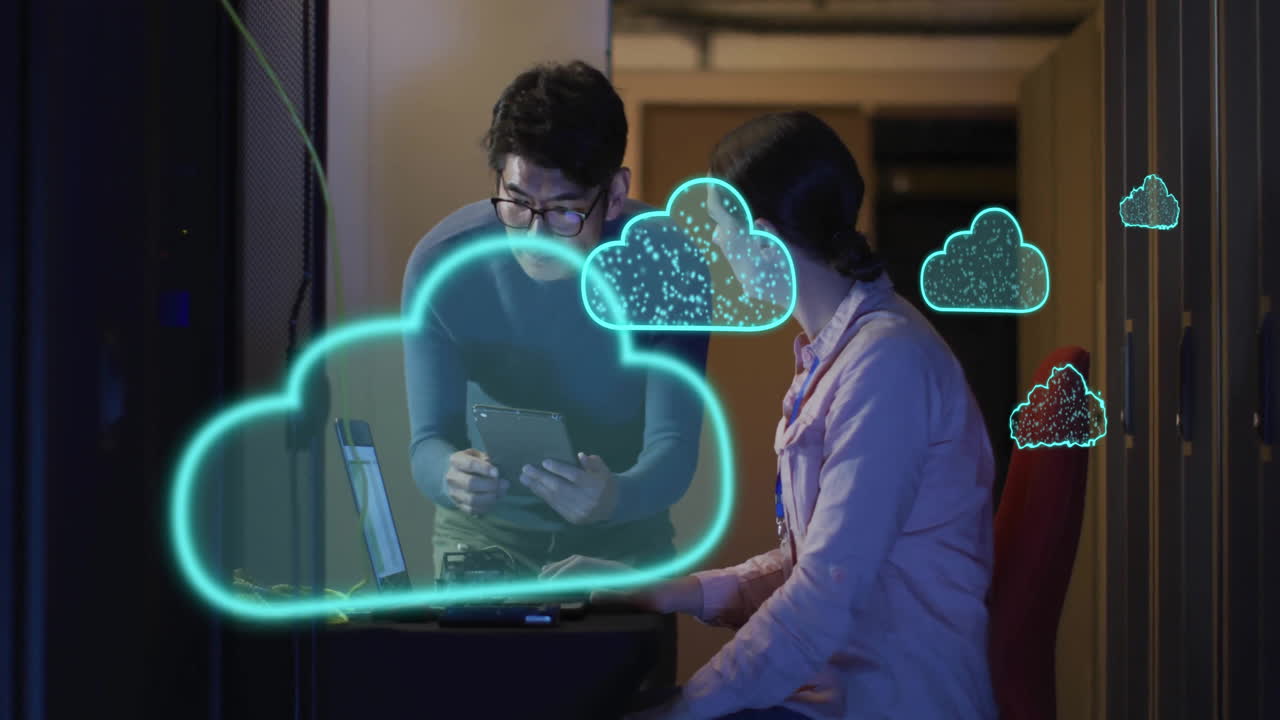 animación de computación en la nube y almacenamiento de datos sobre dos personas que trabajan en la sala del servidor