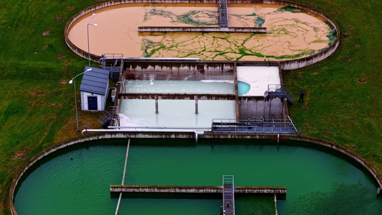 Plano general de dron de una planta de tratamiento municipal con tanques interconectados