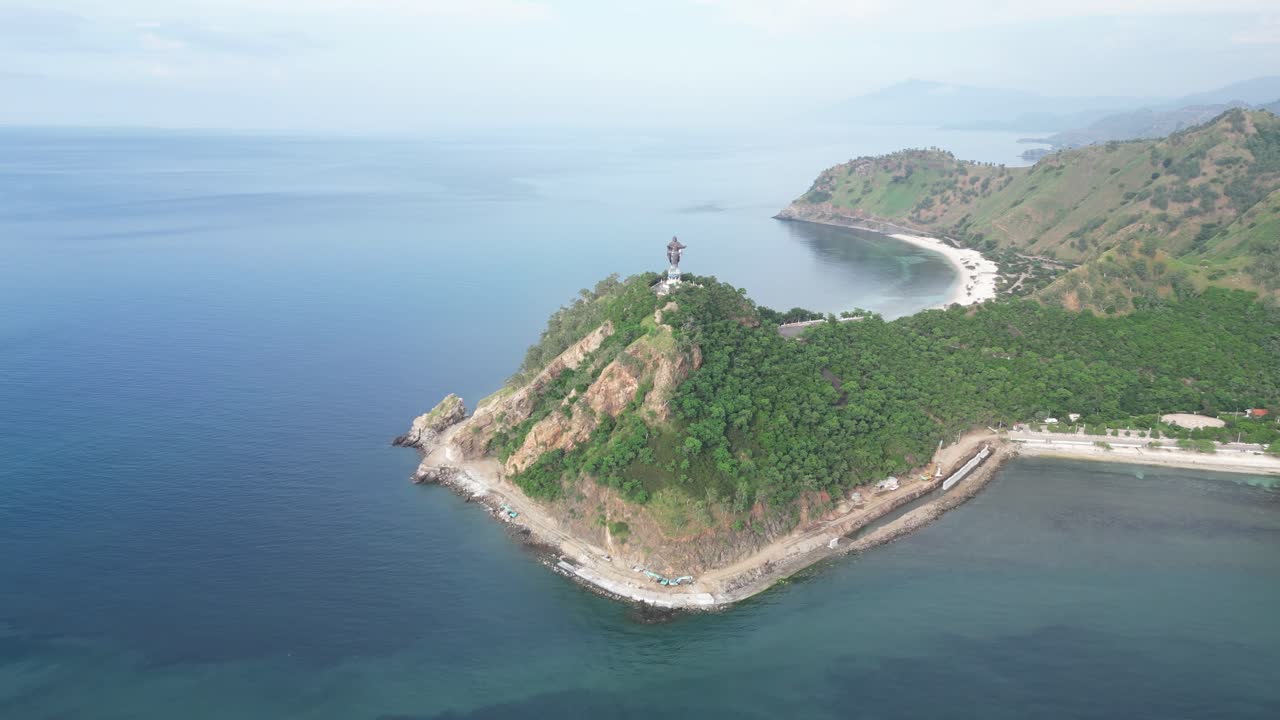 la costa de timor-leste con exuberantes colinas verdes y un pequeño cabo en el mar de java, vista aérea