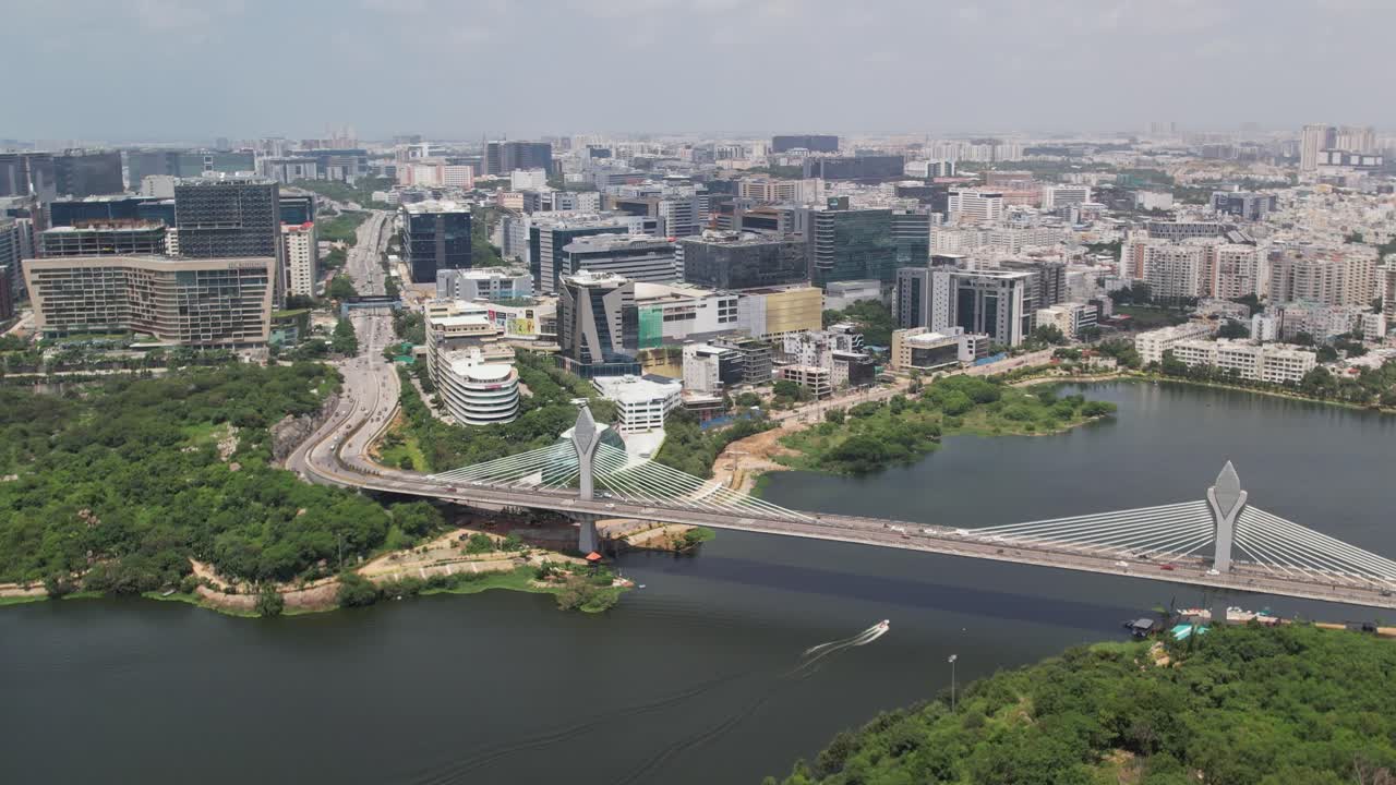 Riprese cinematografiche con drone del Ponte strallato Durgam Cheruvu a Hyderabad, in India, che collega Jubilee Hills e Madhapur sul lago