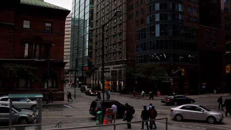 Gente-Yendo-A-Casa-Después-Del-Trabajo-En-El-Distrito-Financiero-De-Toronto,-Canadá