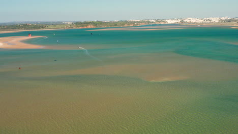 Antenne:-Kitesurfen-In-Der-Lagune-Von-Alvor