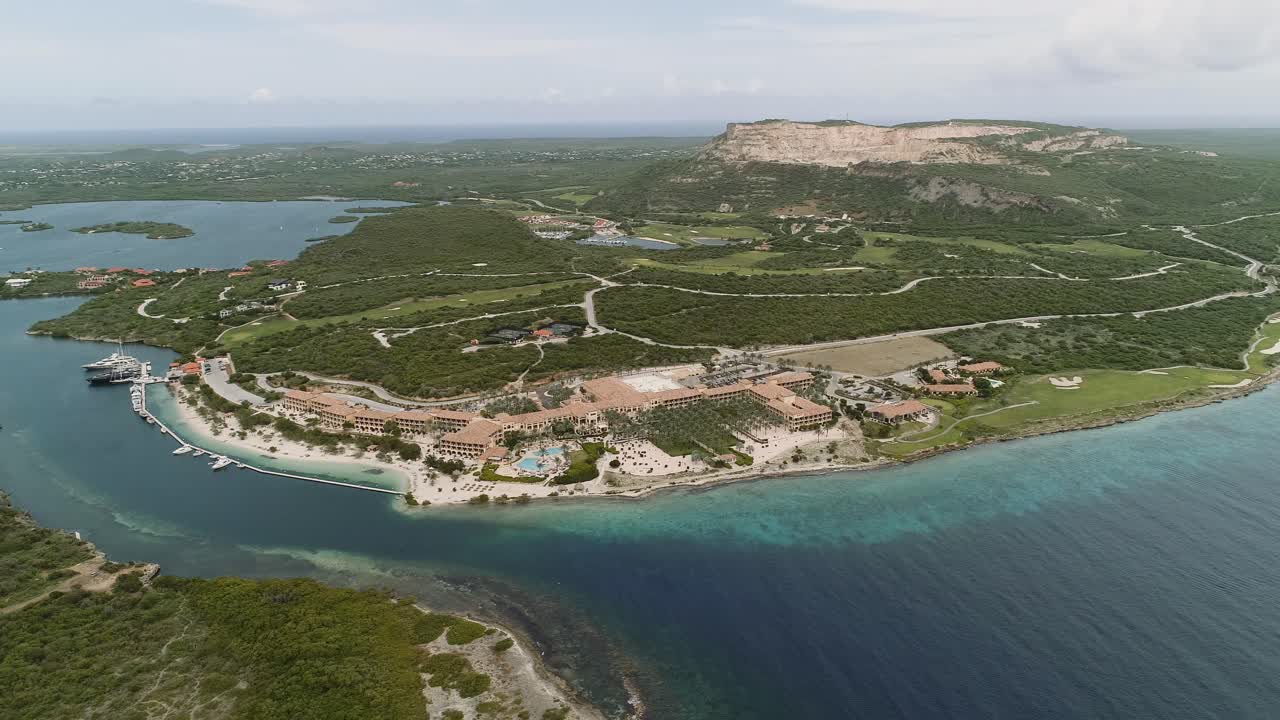 섬의 남동쪽에 위치한 네덜란드 카리브해 쿠라사오 섬에 있는 전용 해변의 산타 바바라 해변 고고도 공중 촬영