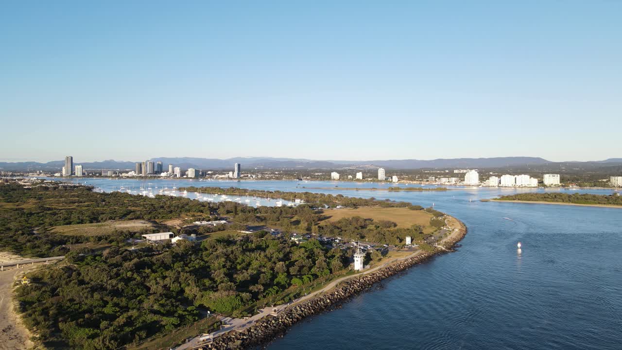 사람이 만든 항로 암벽과 보호된 항구가 있는 열린 공간 공원 옆에 있는 분주한 운송 채널