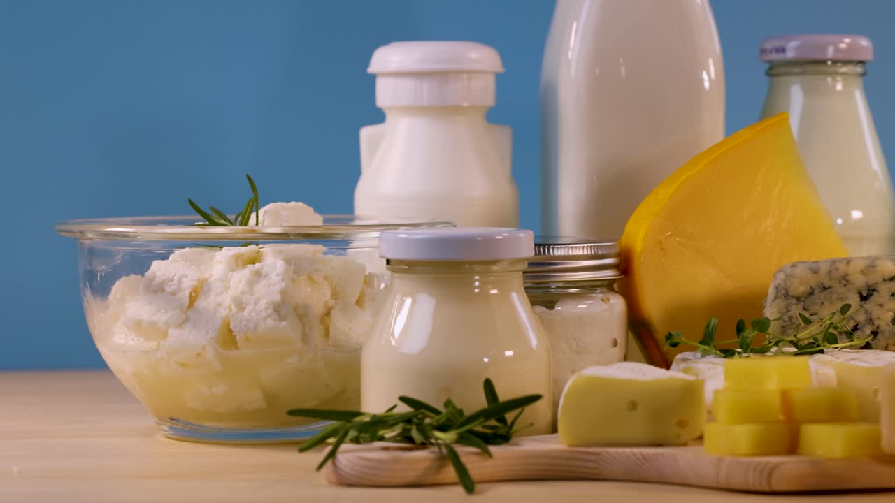 varios productos lácteos dispuestos en una mesa
