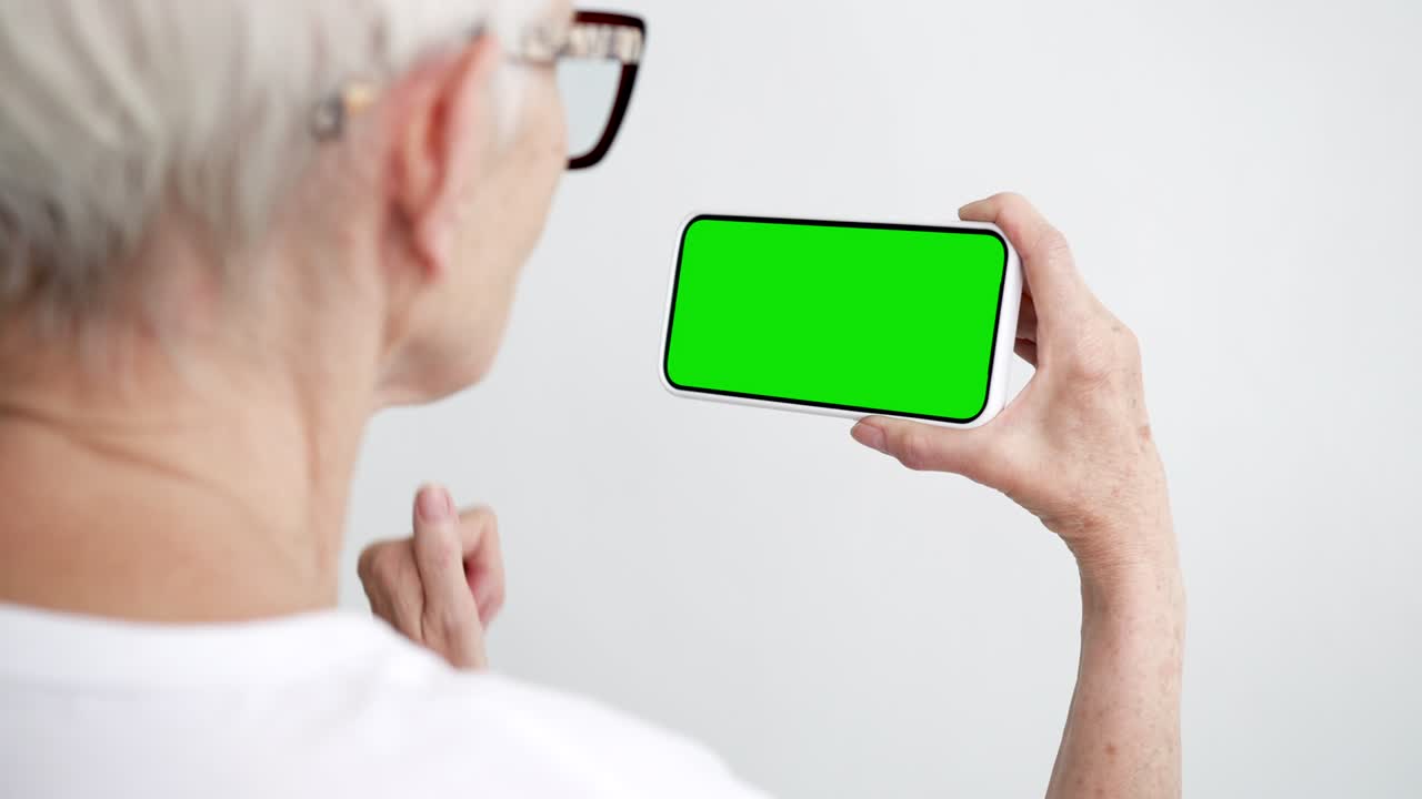 노인 터치 및 스와이프 스크린 스마트폰 녹색 크로마 키 클로즈업 50대 여성 손에 드폰 클릭 모형 컨셉 시청 및 쇼 갤러리 소셜 미디어, 뉴스 읽기, 앱 4k