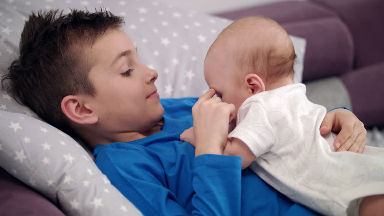 소년 돌봄 아기. 달한 어린 시절. 사랑스러운 아이들 사랑. 큰 형제 포옹 아이