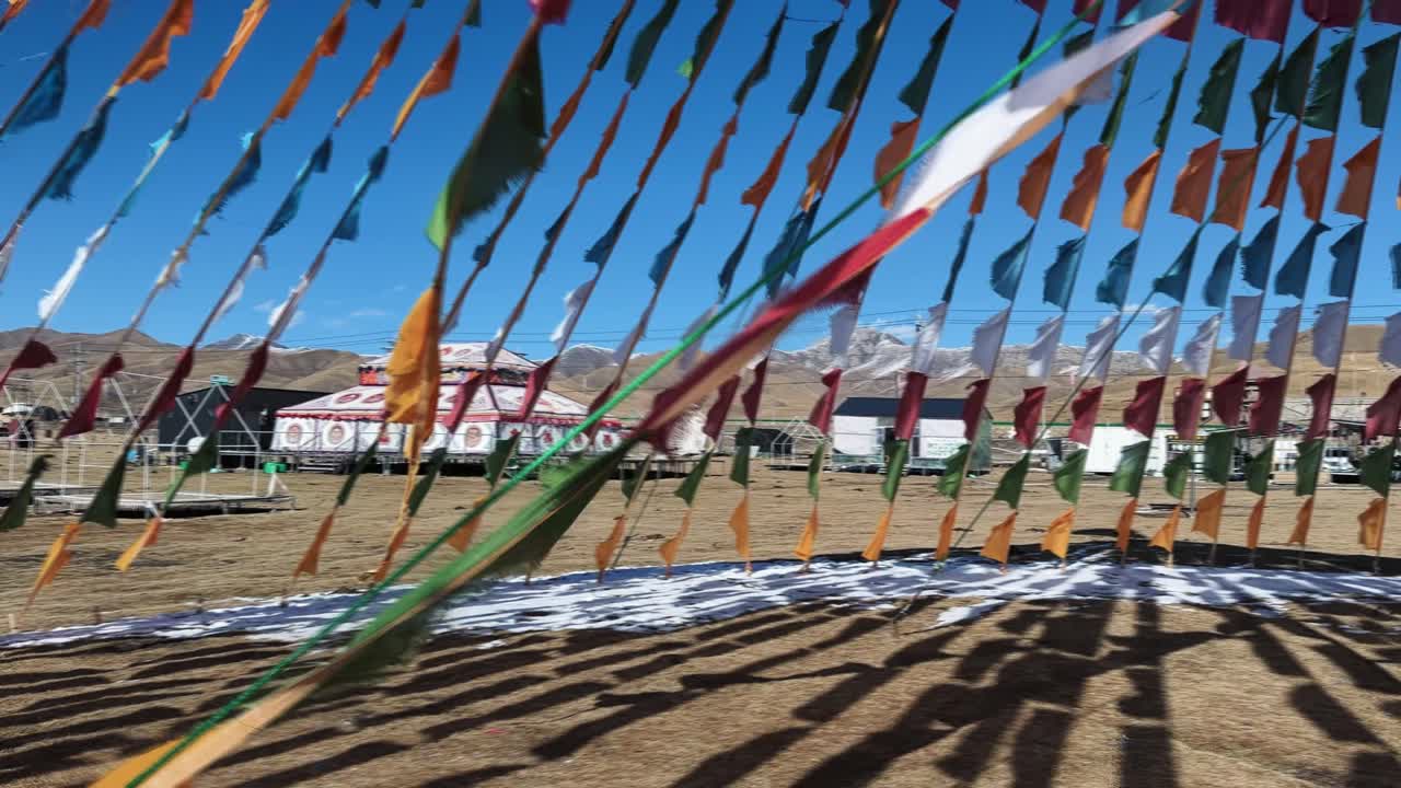 Bandiere di preghiera tibetane (Lungta) sui monti Qilian vicino a Xining, Qinghai, Cina. Ripresa a mano, carrellata