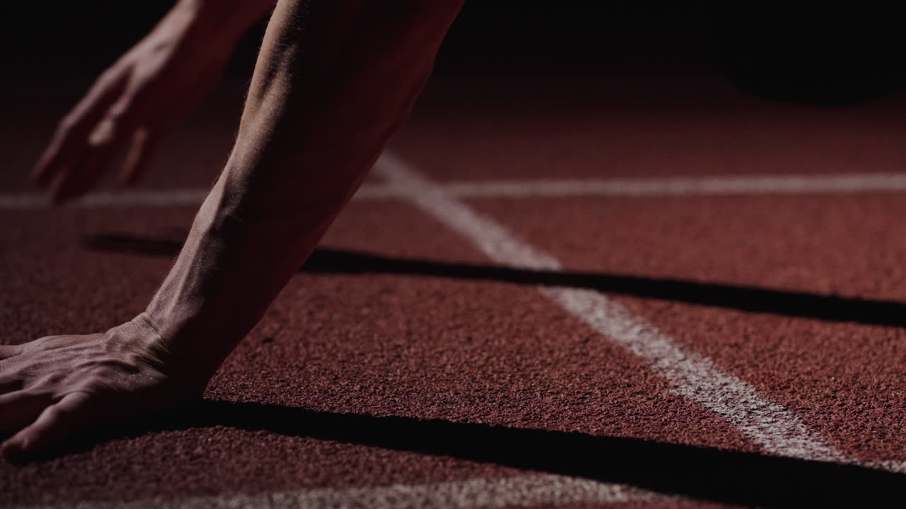 corredor listo en la línea de salida