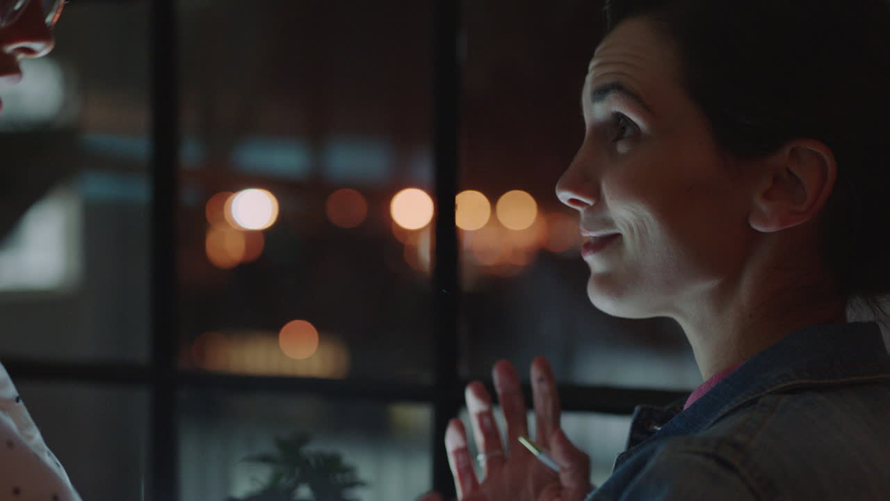 gente de negocios trabajando hasta tarde usando tabletas colegas compartiendo estadísticas de investigación discutiendo datos de gráficos en la pantalla mujeres creativas colaborando en la oficina por la noche