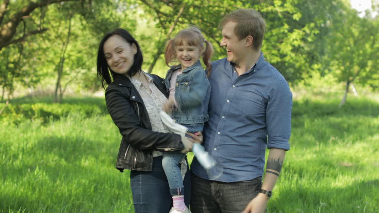 una familia en el parque se quita las máscaras médicas después del final de la cuarentena por la pandemia de coronavirus