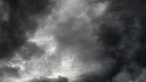 punto de vista de 4k, una tormenta se mueve dentro de nubes cumulonimbus grises oscuras