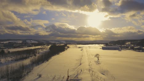 冬天溫暖的日落照亮的北海道風景