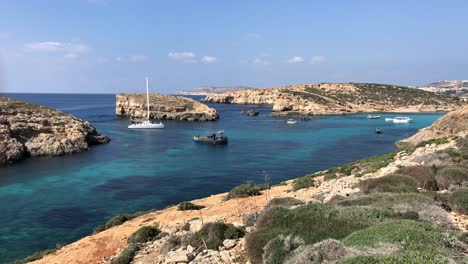 Luxus-Segelboot-Yacht,-Die-An-Einem-Sonnigen-Sommertag-In-Der-Bucht-Von-Comino-Vor-Anker-Liegt