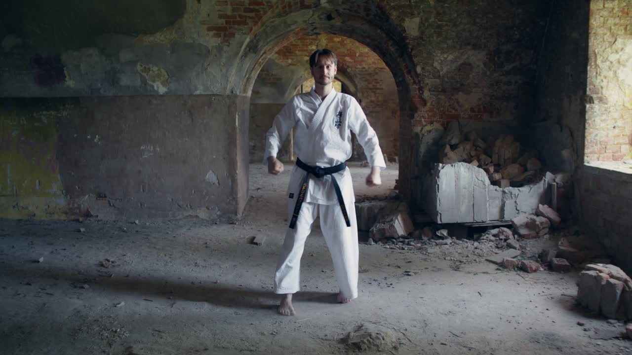 Praticante di karate in un edificio abbandonato