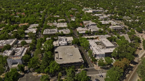 davis california antena v3 vista de pájaro drone paso elevado centro urbano junto al campus de uc davis con tierras agrícolas en el fondo en verano - rodada con mavic 3 cine - junio de 2022