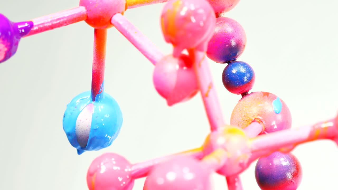 вблизи цвета капают из атома любви