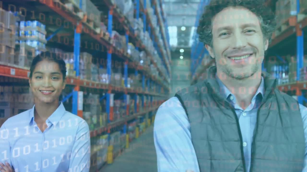 animación de codificación binaria sobre sonrientes trabajadoras y trabajadores de almacén