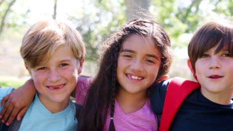 Porträt-Einer-Gruppe-Von-Kindern-Mit-Freunden-Im-Park,-Aufgenommen-In-Zeitlupe