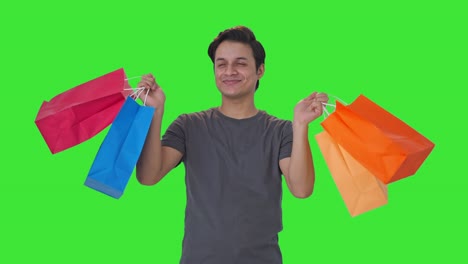 hombre indio feliz con bolsas de compras pantalla verde