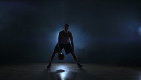 Ein-Solo-Basketballspieler-Führt-Vor-Der-Kamera-Einige-Dribbelbewegungen-Aus