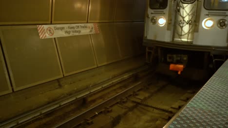 toma estática del tren subterráneo acercándose a la estación en chicago