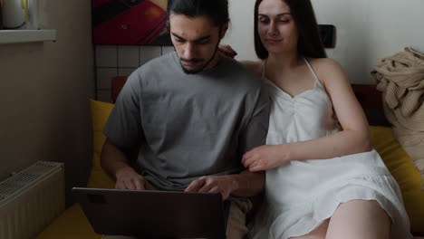pareja sentada en el sofá en casa