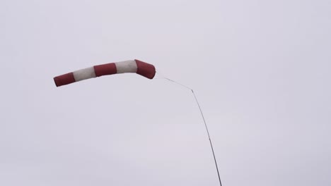 saca de viento en un cielo nublado