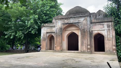 puerta de piedra desgastada ubicada en los jardines de lodhi en nueva delhi