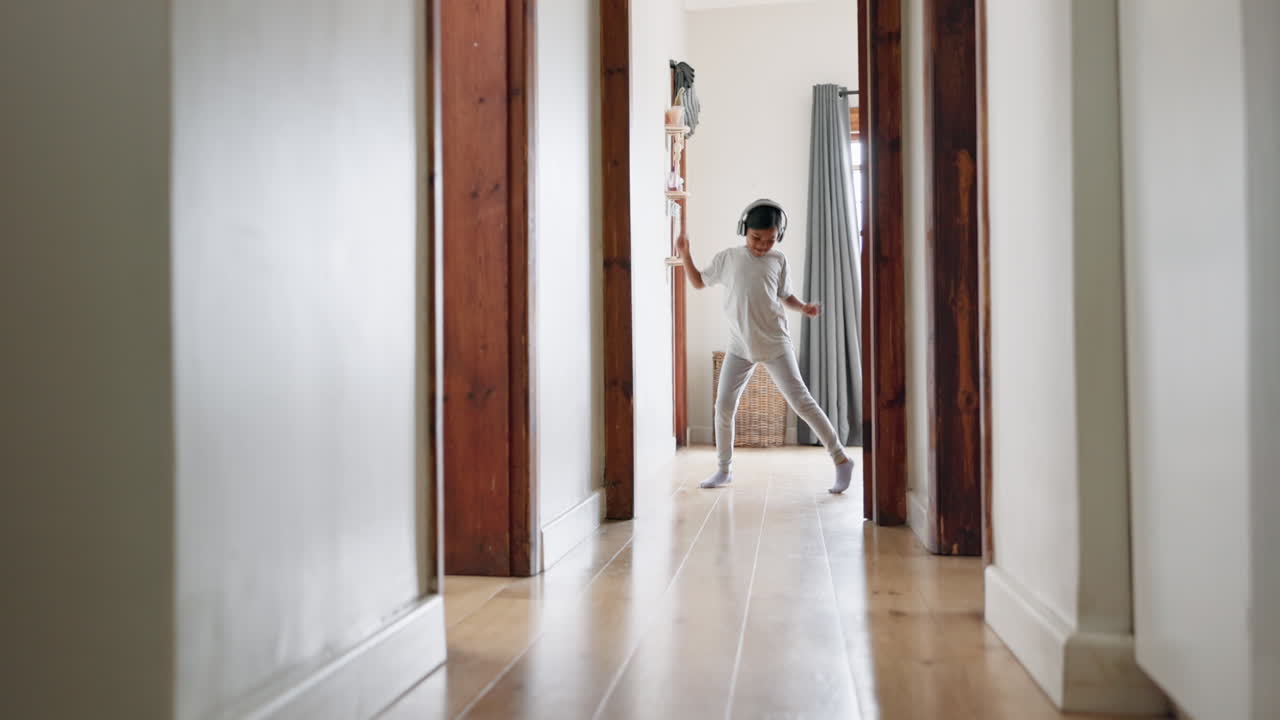música, auriculares y una niña feliz bailando