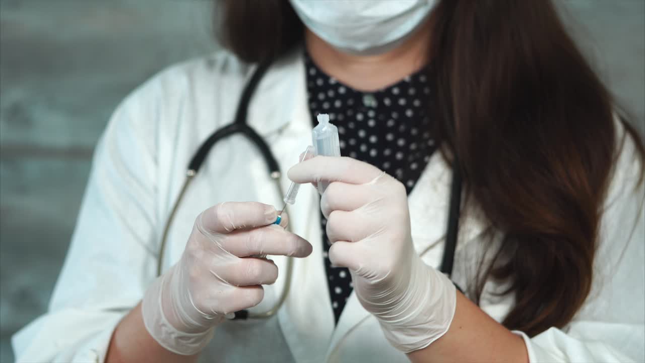 주사를 준비하는 의사