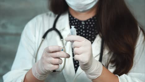 médico que prepara la inyección